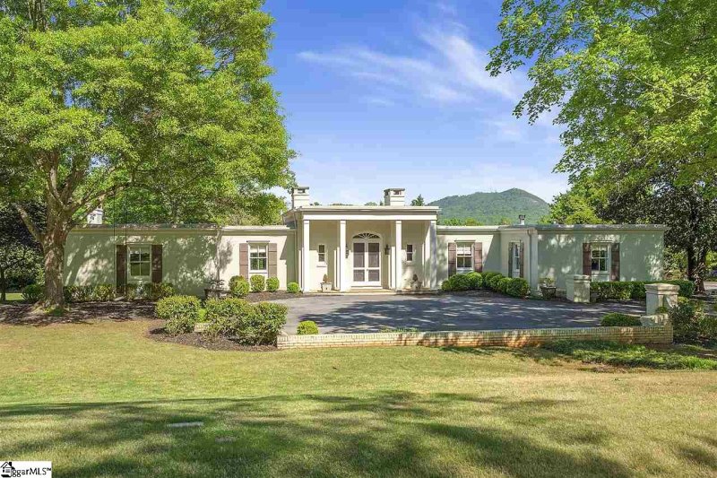 104 W Round Hill Road
