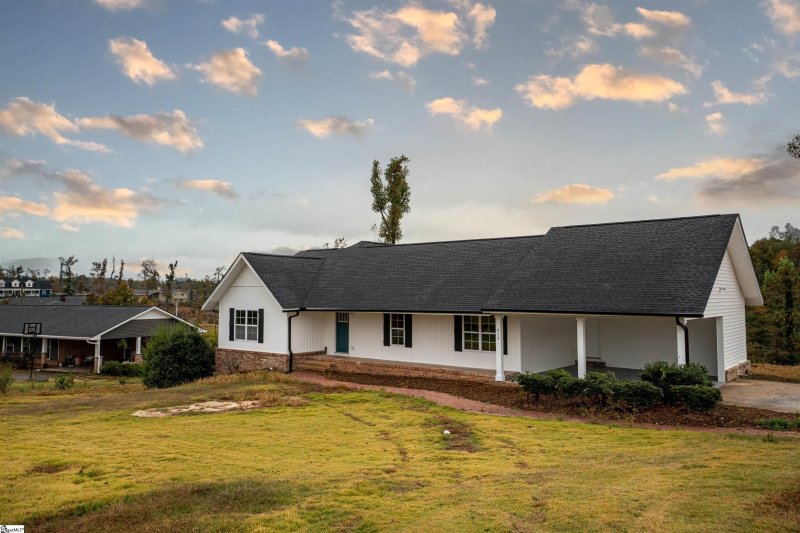 Property image 2 at 613 W Quincy Road, Seneca, SC 29678-3743