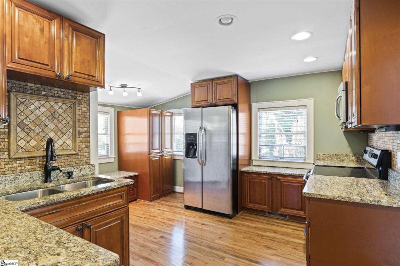 Property image 2 at 122 Ebaugh Avenue, Greenville, SC 29607