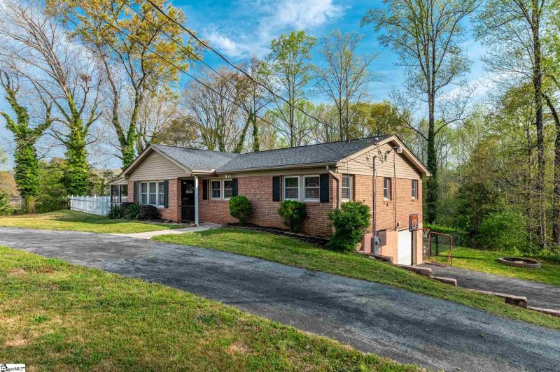 Property image 2 at 100 Bellview Drive, Taylors, SC 29687