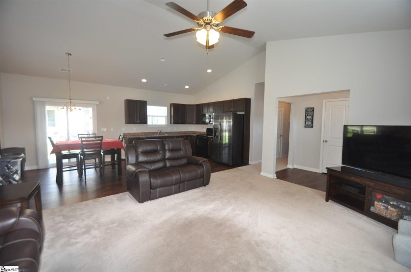 Property image 5 at 8 7th Street, Greer, SC 29651