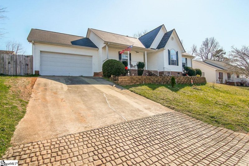Property image 2 of 115 Hatteras Lane in Ambergate, Simpsonville, SC 29680