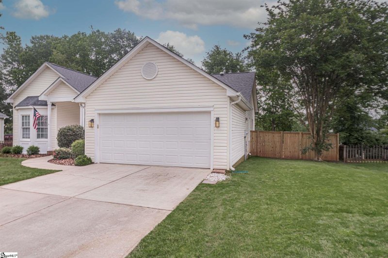 Property image 2 at 213 W Poplar Ridge Drive, Duncan, SC 29334