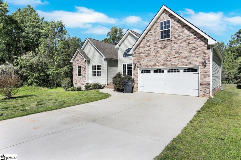 Property image 2 at 426 Winding Brook Court, Greenville, SC 29617