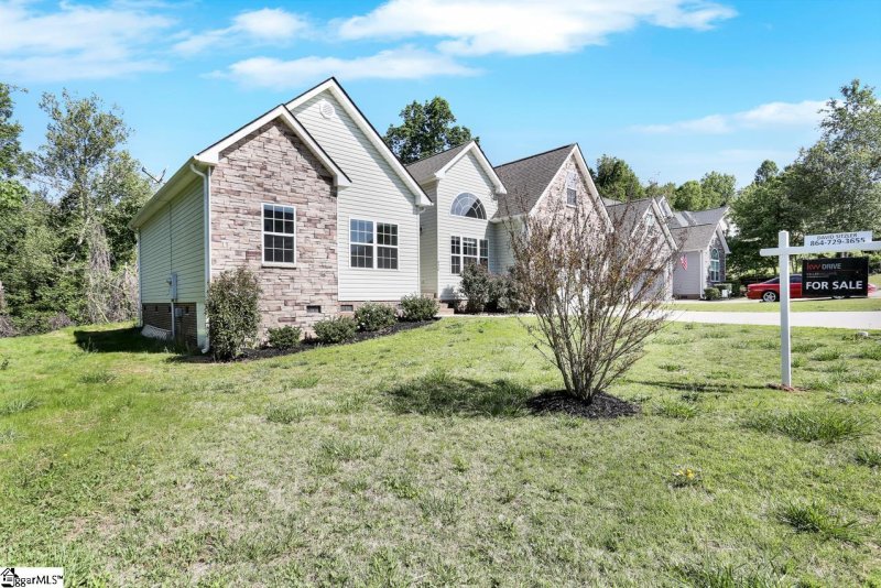 Property image 3 at 426 Winding Brook Court, Greenville, SC 29617