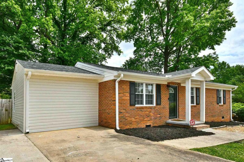 Property image 2 at 4 Blossom Drive, Greenville, SC 29605