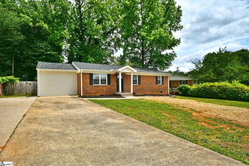 Property image 3 at 4 Blossom Drive, Greenville, SC 29605