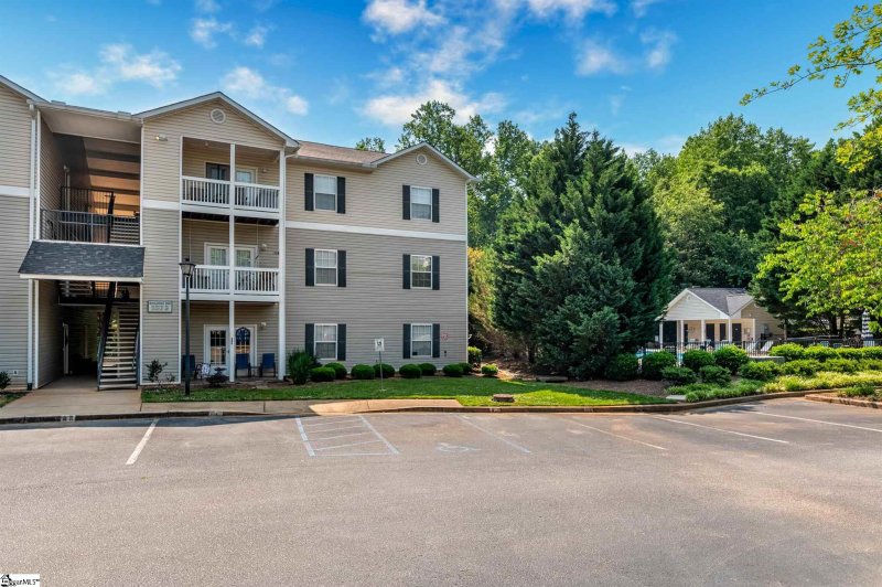 Property image 2 at 303 McKenna Circle, Greenville, SC 29615-2681