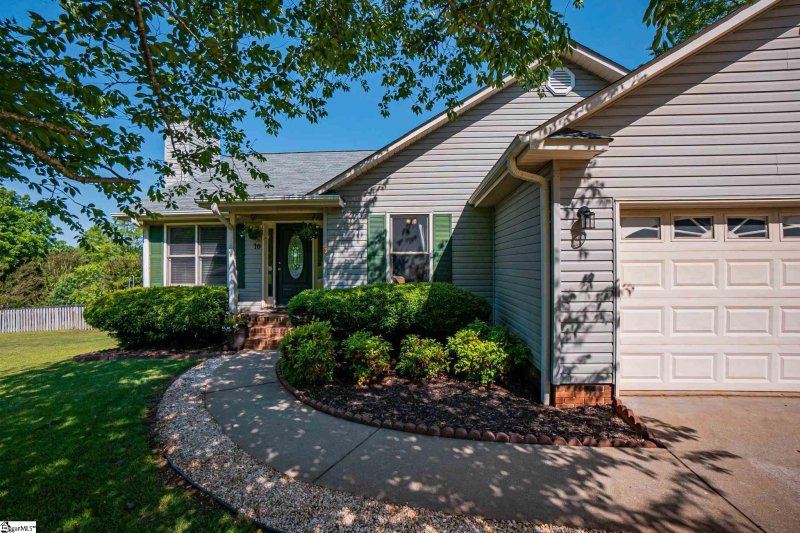 Property image 2 at 10 Otter Lane, Taylors, SC 29687