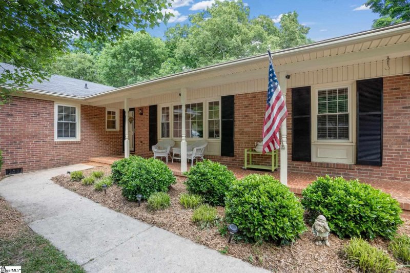 Property image 3 at 408 Lancelot Drive, Simpsonville, SC 29681