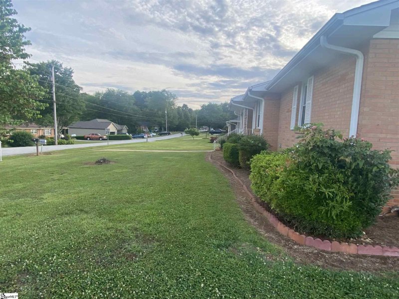 Property image 4 at 25 Alice Farr Drive, Greenville, SC 29617