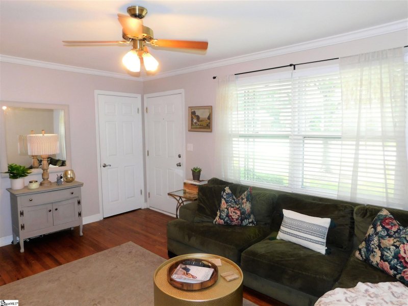 Property image 3 at 2704 E Lee Road, Taylors, SC 29687