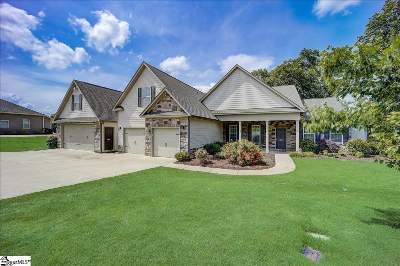 1017 Hillcrest Court