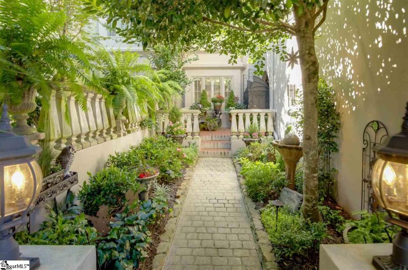 207 Castellan Drive
