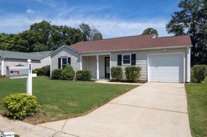 Property image 2 at 201 Barnyard Way, Simpsonville, SC 29681