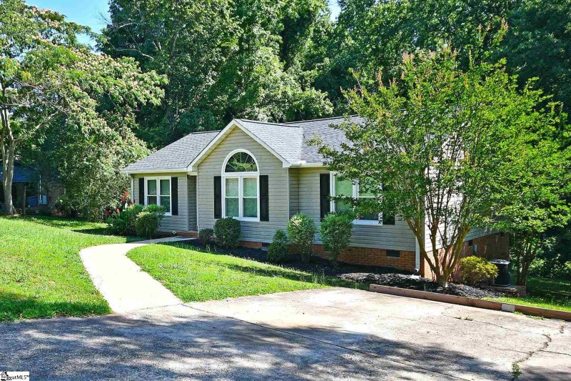 Property image 3 at 25 Pine Ridge Drive, Greenville, SC 29605