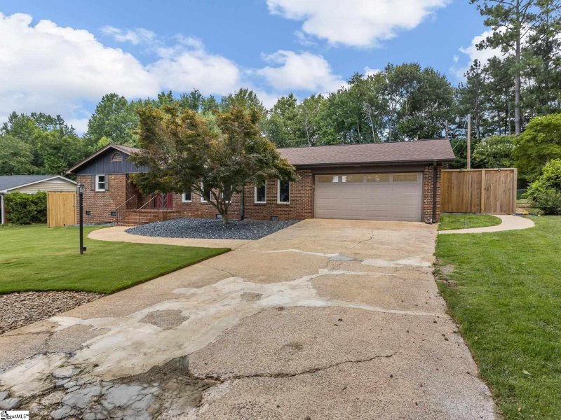 Property image 3 at 4 Broomfield Drive, Greenville, SC 29617