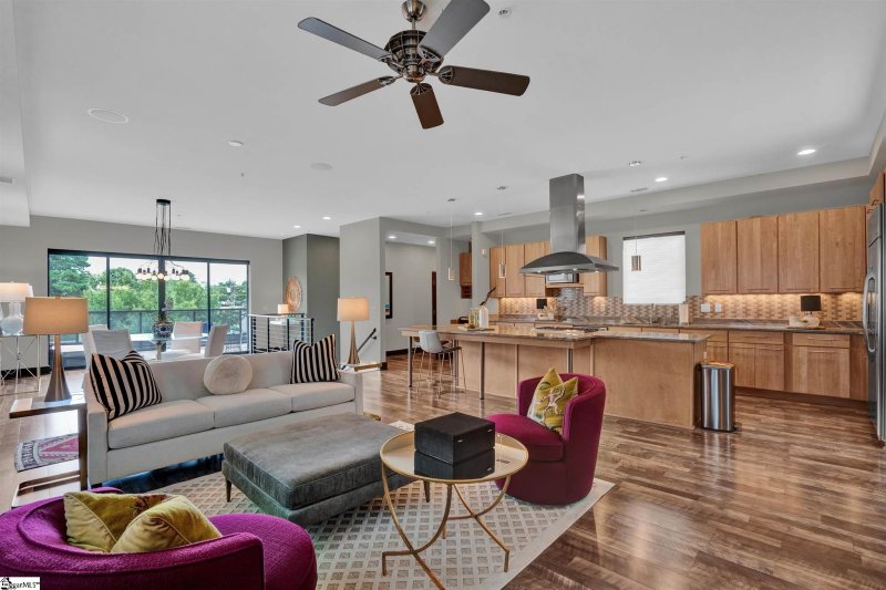 Property image 3 at 400 E McBee Avenue, Greenville, SC 29601