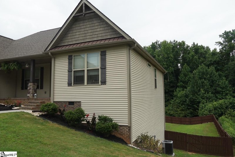 Property image 3 at 105 Amber Oaks Drive, Greer, SC 29651