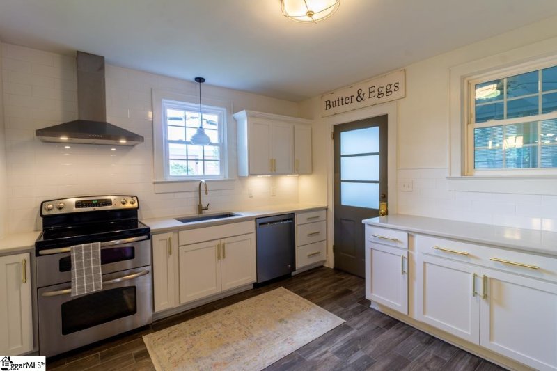 Property image 2 at 302 S B Street, Easley, SC 29640