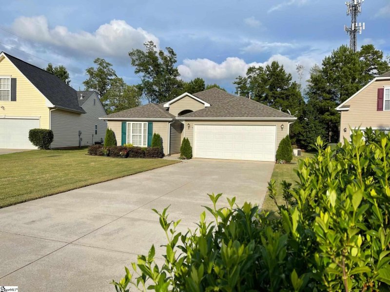 Property image 2 at 404 Flanders Court, Greenville, SC 29607