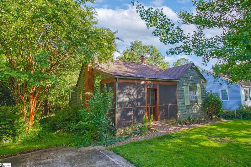 Property image 2 at 110 White Oak Road, Spartanburg, SC 29301-3034