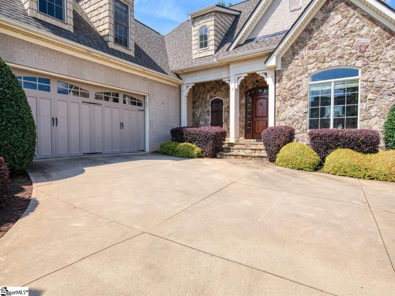 Property image 2 at 2 Henson Place, Greer, SC 29650