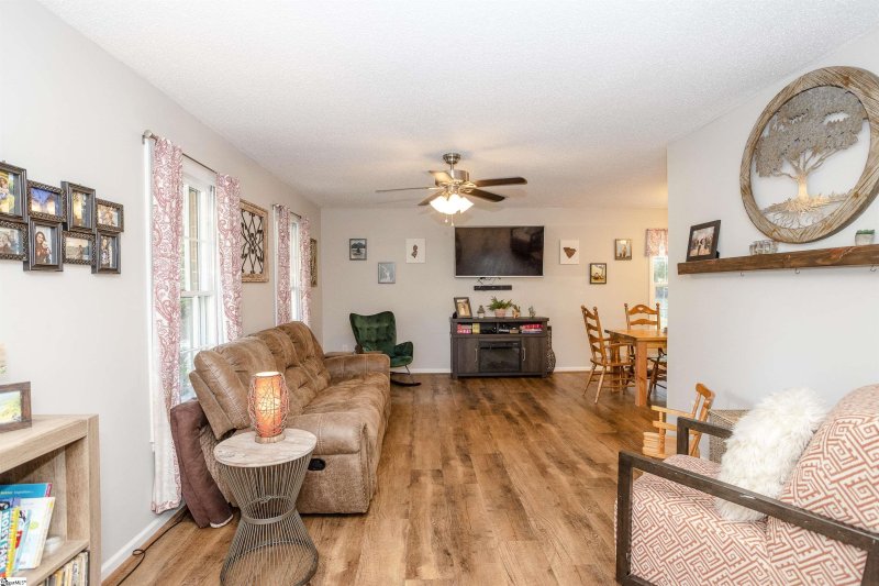 Property image 3 at 205 Woodburn Drive, Taylors, SC 29687