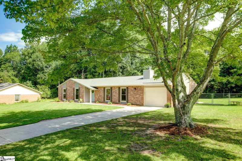 Property image 2 at 5 Oak Hollow Court, Greenville, SC 29607