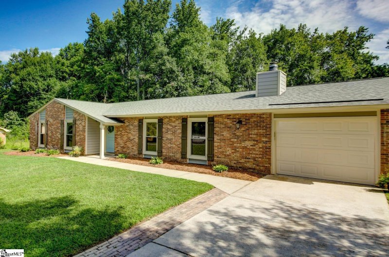 Property image 4 at 5 Oak Hollow Court, Greenville, SC 29607