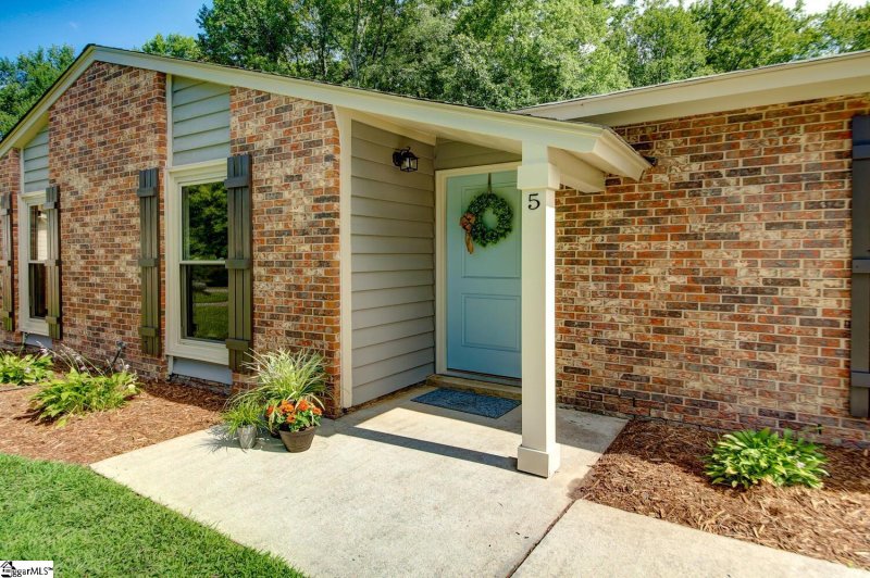 Property image 5 at 5 Oak Hollow Court, Greenville, SC 29607