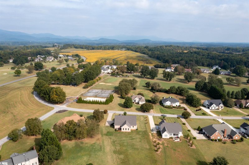 Property image 3 at 330 Royal Burgess Drive, Campobello, SC 29322