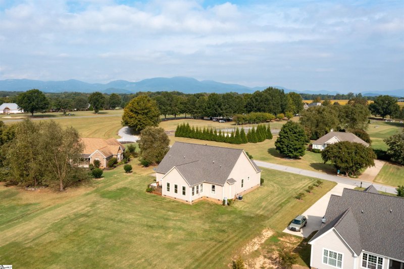 Property image 4 at 330 Royal Burgess Drive, Campobello, SC 29322