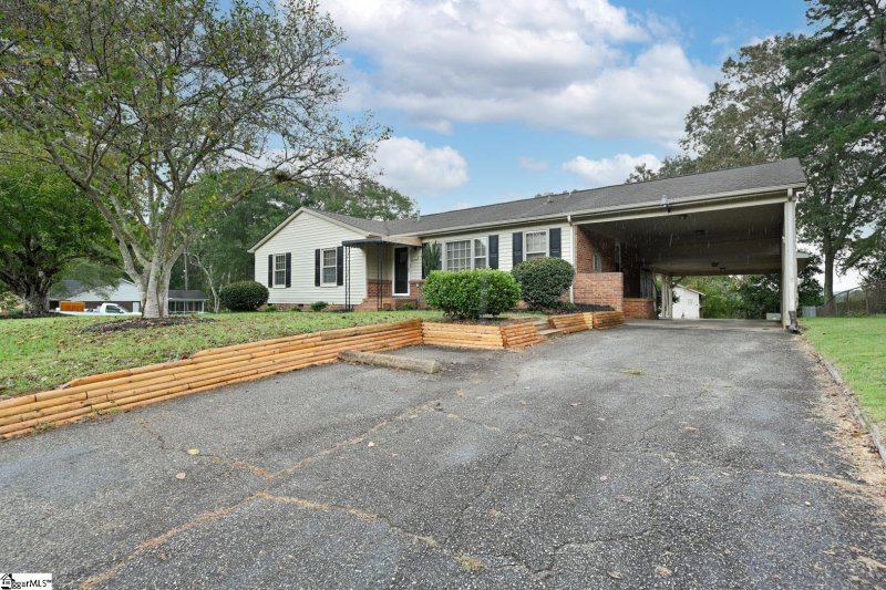 Property image 2 at 227 Willow Oaks Drive, Spartanburg, SC 29301-2046