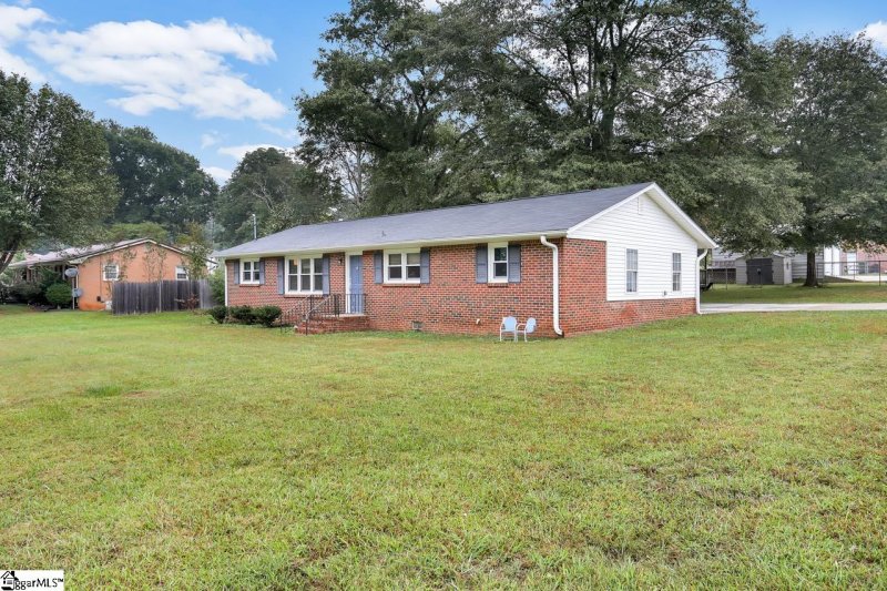 Property image 2 at 119 Iris Drive, Easley, SC 29642-2223