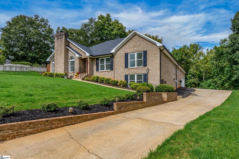 Property image 2 at 307 Ledgewood Way, Greenville, SC 29609