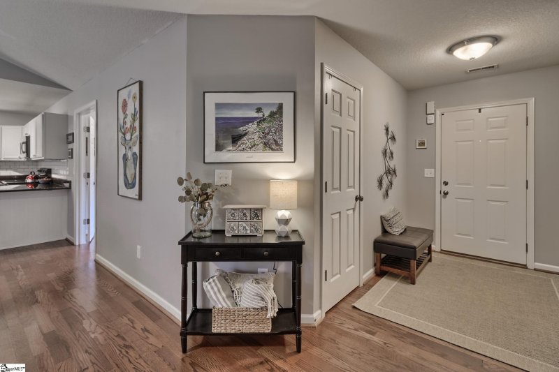 Property image 2 at 513 Summitbluff Drive, Greenville, SC 29617