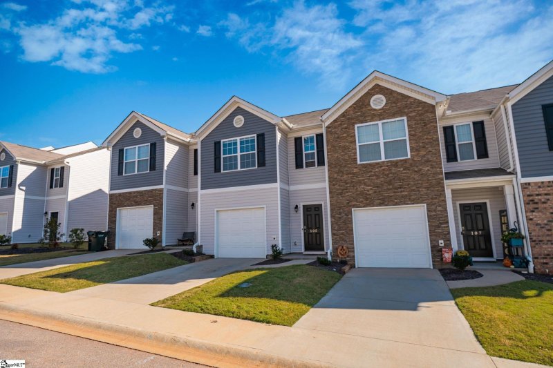 Property image 2 at 105 Moorlyn Lane, Greer, SC 29650