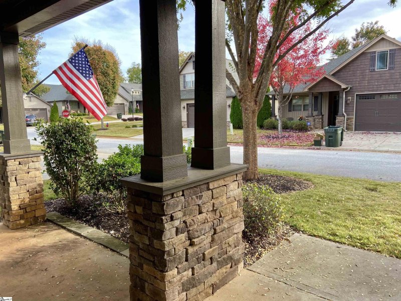 Property image 3 of 609 Castlestone Drive in Greystone Cottages, Greer, SC 29650
