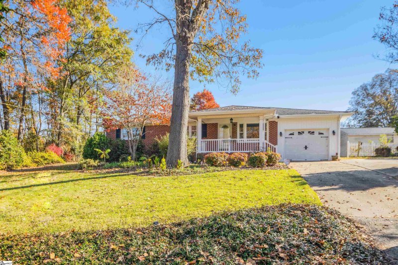 Property image 3 at 13 Woodridge Drive, Greenville, SC 29611