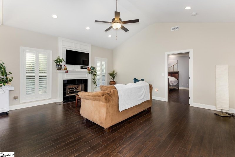 Property image 4 at 105 S Valley Lane, Greenville, SC 29611