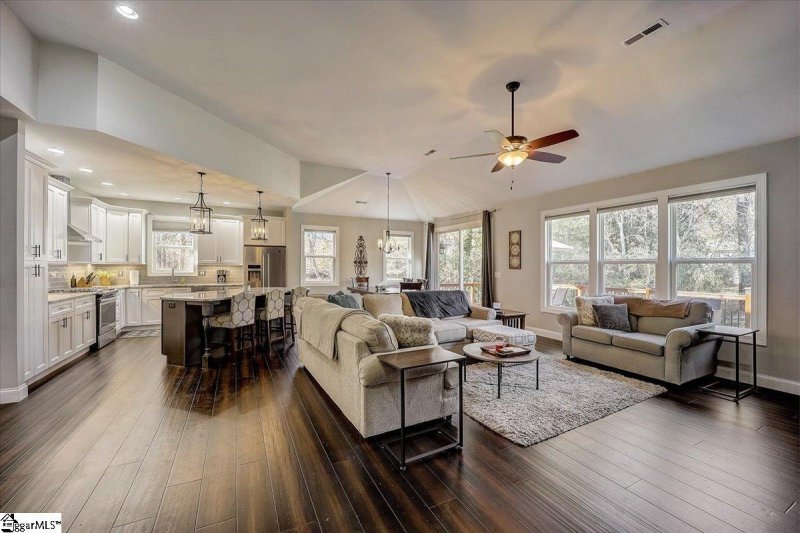 Property image 4 at 4 W Chaucer Road, Greenville, SC 29617