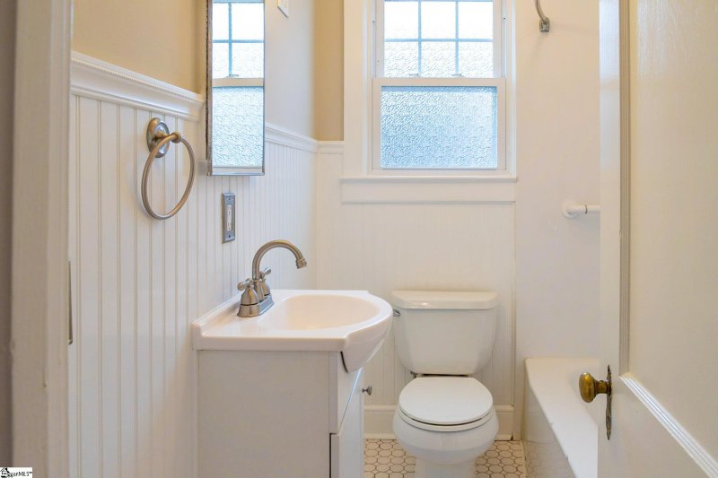 Property image 4 at 808 E Lee Road, Taylors, SC 29687