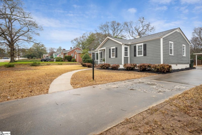 Property image 2 at 140 Batesview Drive, Greenville, SC 29607