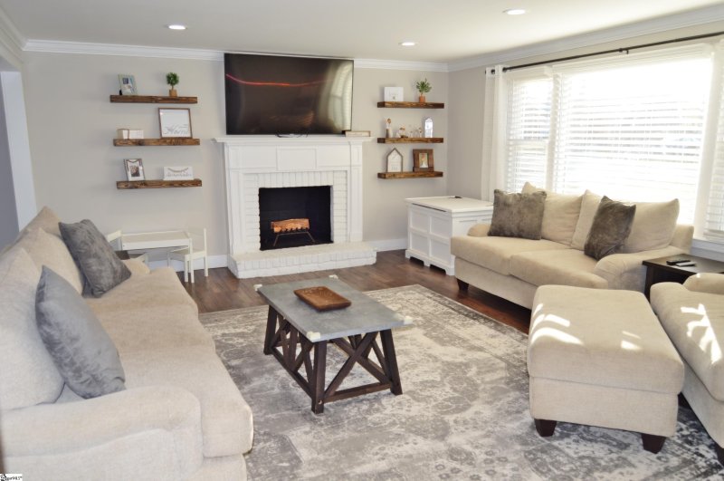 Property image 3 at 25 Dera Street, Greenville, SC 29615