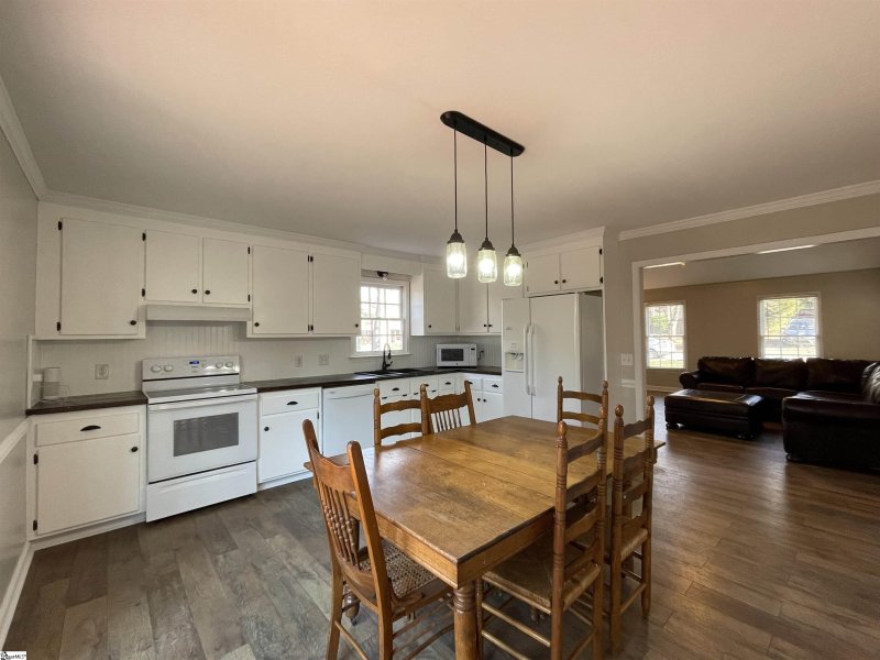 Property image 5 at 215 Richmond Drive, Greenville, SC 29617