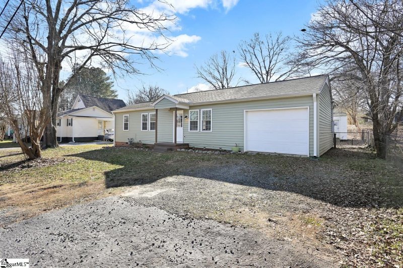 Property image 3 at 220 Mark Street, Easley, SC 29640