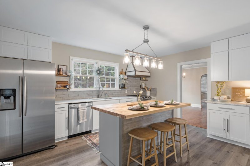 Property image 2 at 903 N A Street, Easley, SC 29640