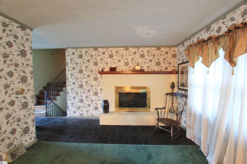 Property image 4 at 409 Crestfield Road, Greenville, SC 29605