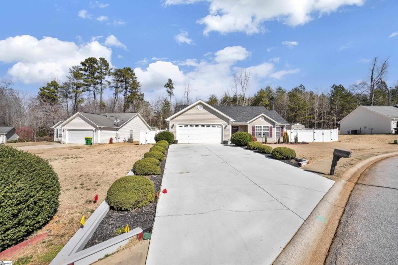 Property image 2 at 401 Brenna Lane, Piedmont, SC 29673